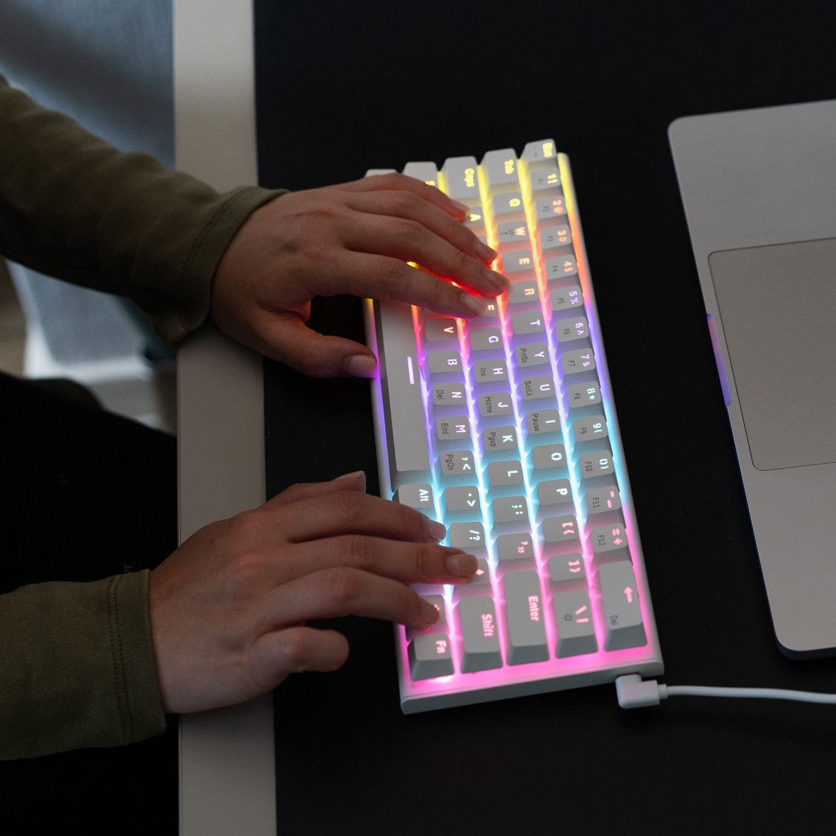 getcetera 60% Mechanisch Gaming Toetsenbord - Red Switches - RGB - QWERTY - USB-C Bedraad - Compact Wit thumbnail 2