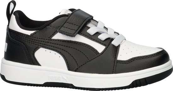 Zijkant van een zwart-witte PUMA sneaker met klittenbandsluiting en witte veters.