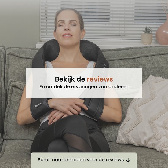 Vrouw met gesloten ogen ontspant met een zwart massagekussen om de nek.