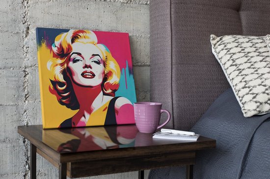 Kleurrijke pop-art van Marilyn Monroe met blonde krullen en rode lippen, op een gele, roze en blauwe achtergrond.