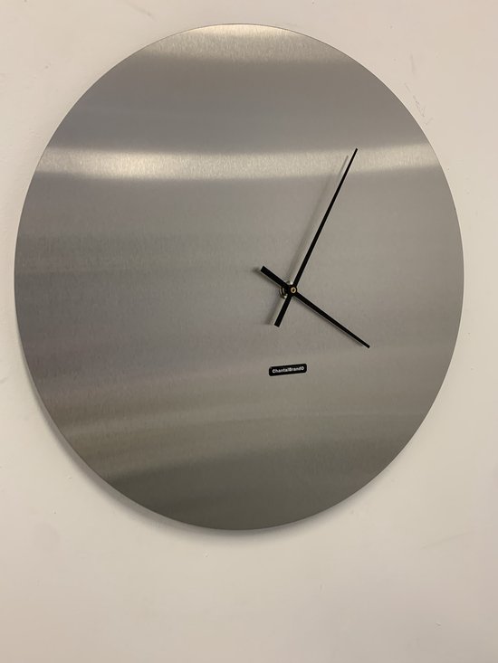 Horloge mural rond avec aiguilles noires et cadran en acier brossé, marqué ChantalBrando.