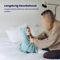 Mère ajustant bébé dans une cape de bain bleue sur un lit, "Conservation durable des couleurs" est écrit en texte.