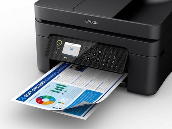 Zwarte Epson printer drukt een document af met grafieken, naast het apparaat ligt een papier met tekst.