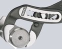 Knipex tang met de bekken om een metalen staaf geklemd, met zichtbare tanden en een verstelbaar scharnier.