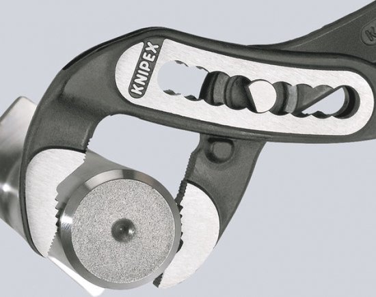 Knipex tang met de bekken om een metalen staaf geklemd, met zichtbare tanden en een verstelbaar scharnier.