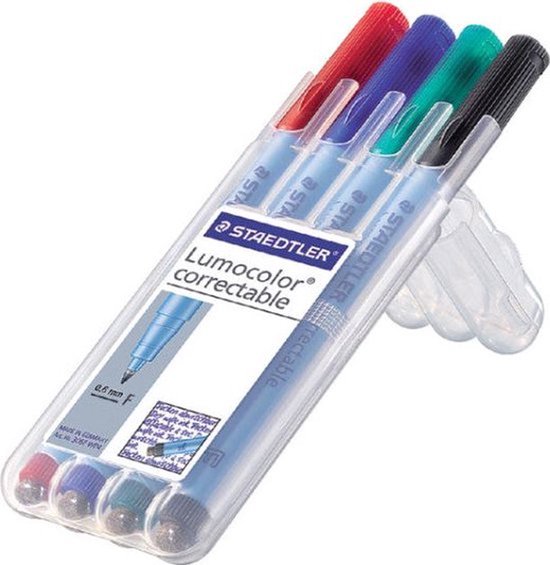 Emballage transparent avec quatre marqueurs STAEDTLER Lumocolor correctable. Rouge, bleu, vert et noir, avec support.