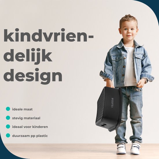 Jongetje in spijkerbroek en spijkerjasje houdt een zwart BUDDLEY opstapje vast. Tekst: 'kindvriendelijk design'.