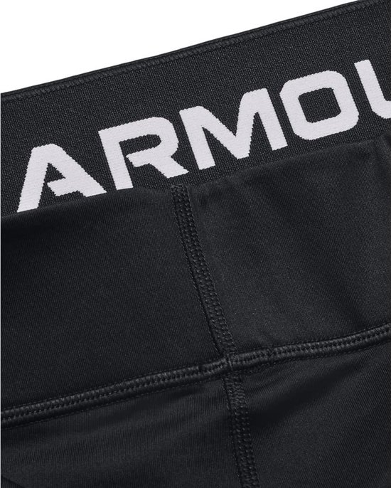 Detail van de zwarte sportlegging van Under Armour. Elastische tailleband met 'ARMOUR'-tekst.
