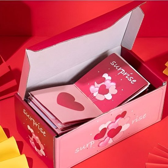 Vrolijk lachend koppel met roze surpriseboxen en dollars die uit de lucht vallen.