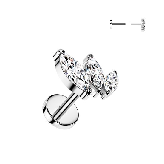 Zilverkleurige labretpiercing met drie heldere, marquise-geslepen stenen in een cluster.