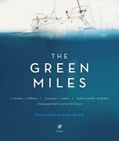 Boekomslag met de titel 'THE GREEN MILES'. Een zeilboot vaart op blauw water, onderwatergedeelte toont diepblauw.