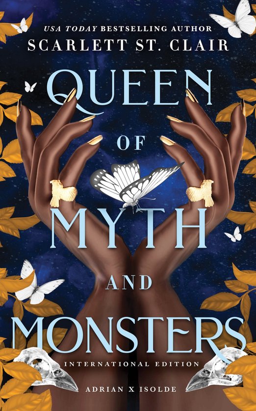 Boekcover met de titel 'Queen of Myth and Monsters' door Scarlett St. Clair. Twee handen met gouden nagels en ringen omringen de titel. Vlinders en bladeren sieren de achtergrond.