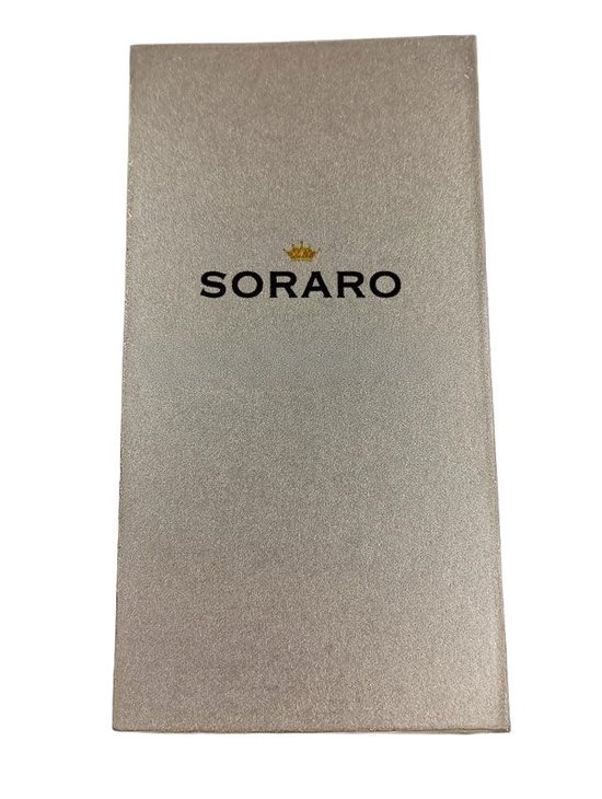 Zilverkleurige geschenkdoos met het zwarte logo 'SORARO' en een gouden kroontje.