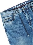 Close-up van de tailleband van een blauwe DENIMFY spijkerbroek met trekkoord.
