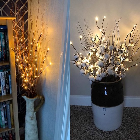 Twee decoraties met bruine lichttakken met warmwitte LED's: één in een vaas, één met katoenbloemen.