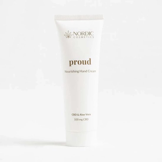 Witte "proud" Nourishing Hand Cream tube van Nordic Cosmetics, met tekst "CBD & Aloe Vera 100 mg CBD".