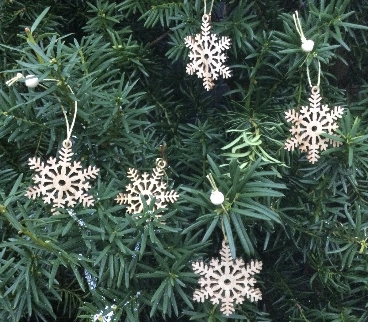 Evora Renswoude Houten kersthangers - sneeuwvlok wit - set van 5 stuks - sfeerhanger - kerstboomhanger