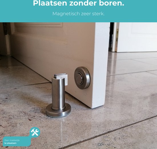 Een zilverkleurige magnetische deurstopper op een tegelvloer, bij een witte deur. Tekst: "Plaatsen zonder boren. Magnetisch zeer sterk." "Zeer makkelijk te plaatsen."