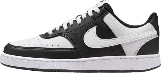 Zijprofiel van een zwarte en witte Nike Court Vision Low sneaker met witte veters en een witte swoosh.