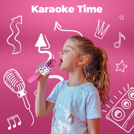 Meisje met staart zingt in roze microfoon, met 'Karaoke Time' tekst en tekeningen van microfoon en muzieknoten.