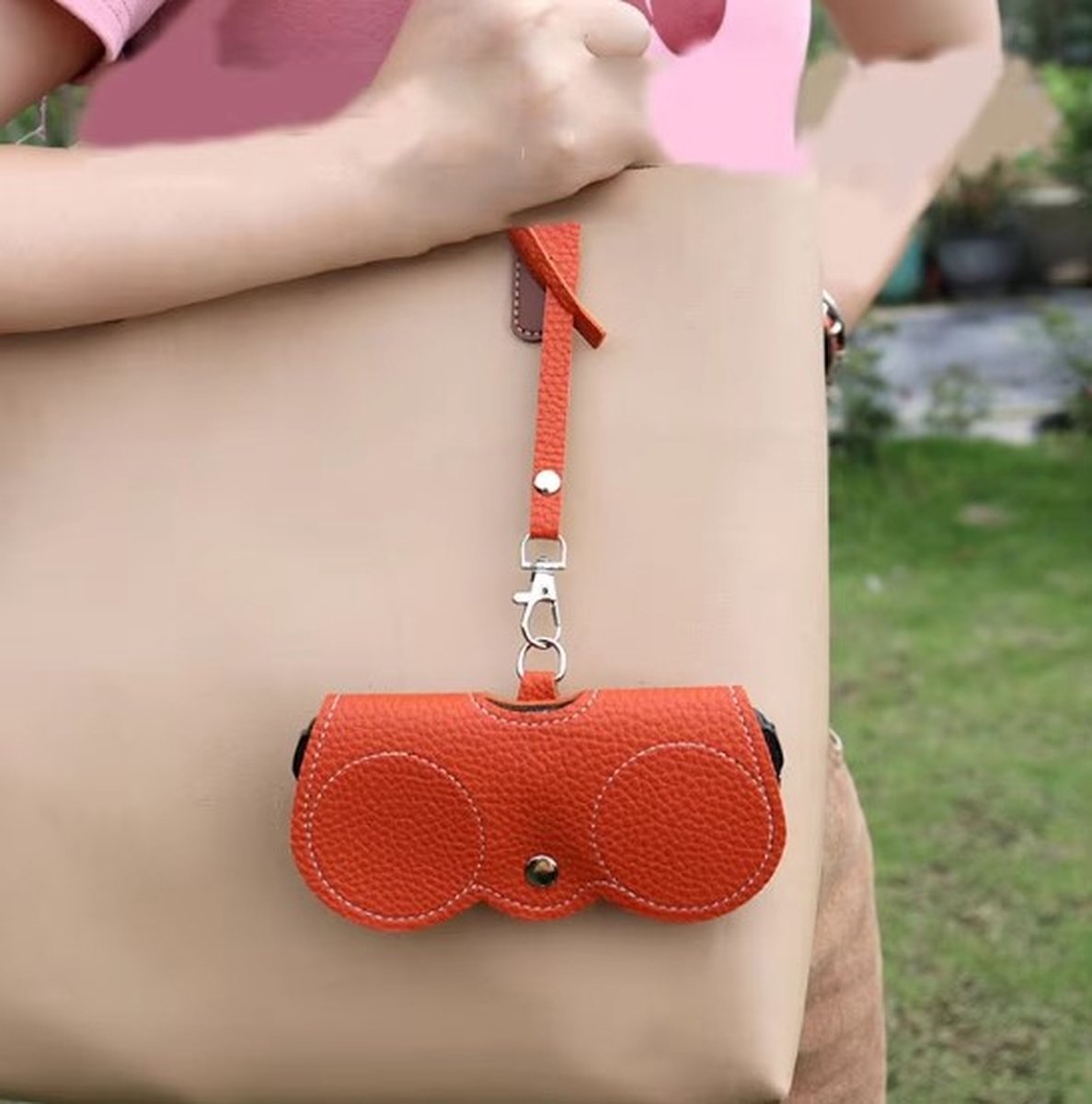 Actie4you® - Brillenkoker - Brillen Hoes - Zonnebril houder - Bescherming - Handige opberger - met Koordje – Kliksluiting - Oranje