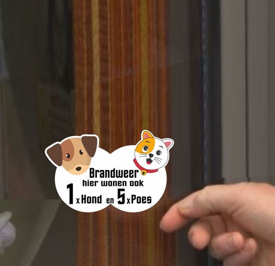 Autocollant de fenêtre avec chien, chat dessinés et texte 'Brandweer hier wonen ook 1x Hond en 5x Poes'.