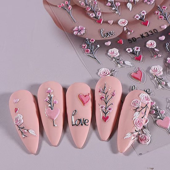 Roze nagelstickers met bloemen, takjes, hartjes en het woord 'Love'.