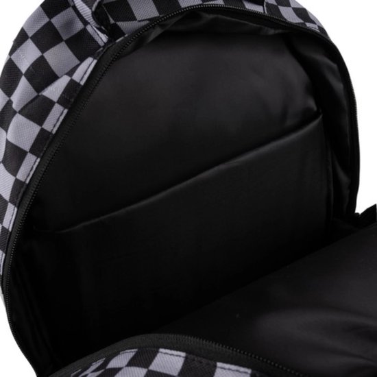 Binnenkant van een zwarte en grijze geruite rugzak, met een apart vak.