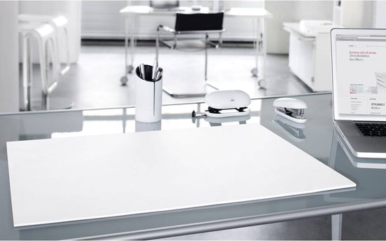 Een witte bureauonderlegger op een glazen bureau met een laptop, nietmachine en pennenbakje.