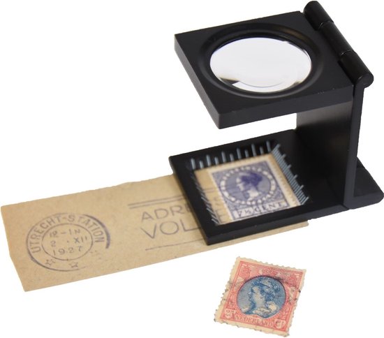 Zwarte vouwloep met liniaal, toont een postzegel, een envelop met stempel en een losse postzegel.
