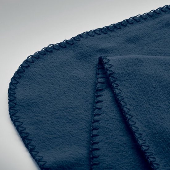 Detail van de donkerblauwe fleecedeken met gestikte rand.