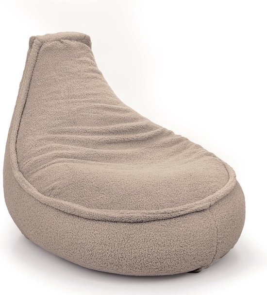 Taupe zitzak met teddy stof, een slanke vorm met een zachte, gedrapeerde zitting.