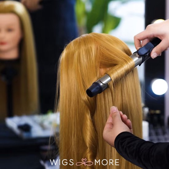 Een oefenhoofd met lang blond haar wordt gekruld met een krultang.