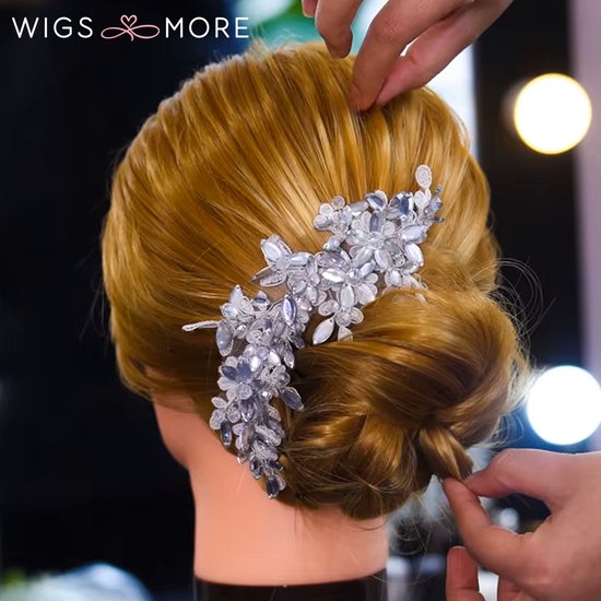 Gedetailleerde opname van een opgestoken bruidskapsel met een glitterende haaraccessoire.