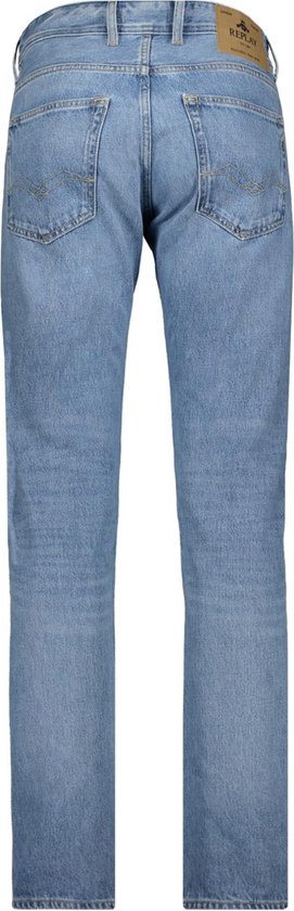 Jean Replay bleu clair pour homme. Le dos est visible, avec une étiquette Replay en cuir.