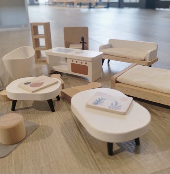 Miniatuur houten meubels voor een poppenhuis: bed, bank, keuken, tafels, badkuip en kastje.