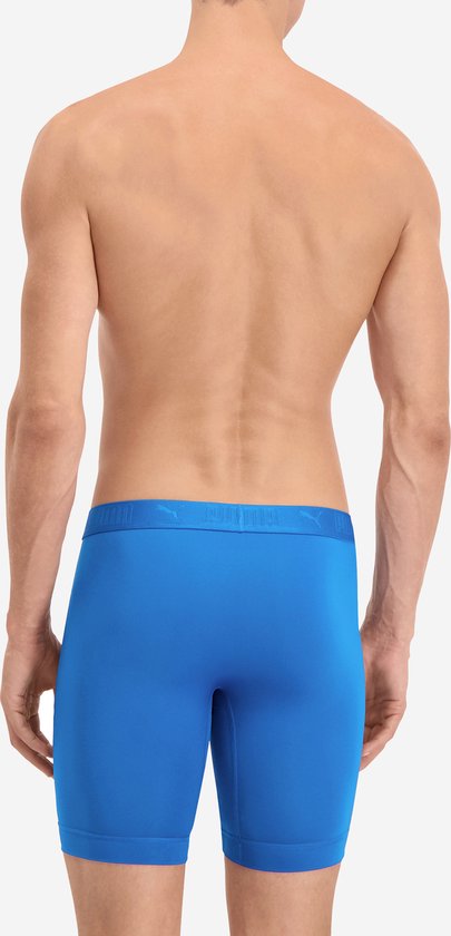 Man met helderblauwe Puma boxershort met een elastische Puma-tailleband. Van achteren gezien.