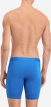 Man met helderblauwe Puma boxershort met een elastische Puma-tailleband. Van achteren gezien.