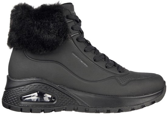 Zwarte Skechers laars met veters en zwarte bontkraag, zijkant zichtbaar.