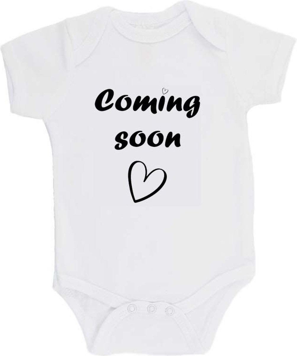 100% katoenen Romper met Tekst "Coming soon" - Wit/zwart - Zwangerschap aankondiging - Zwanger - Pregnancy announcement - Baby aankondiging - In verwachting