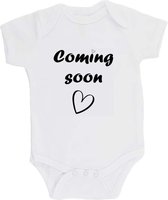 Body Soft Touch avec Texte "Coming soon" - Wit/noir - Annonce Grossesse - Enceinte - Annonce grossesse - Annonce Bébé - En attente