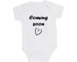 100% katoenen Romper met Tekst "Coming soon" - Wit/zwart - Zwangerschap aankondiging - Zwanger - Pregnancy announcement - Baby aankondiging - In verwachting