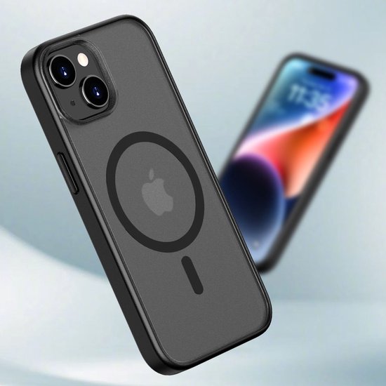 Coque noire mate transparente pour iPhone 13 avec anneau MagSafe.
