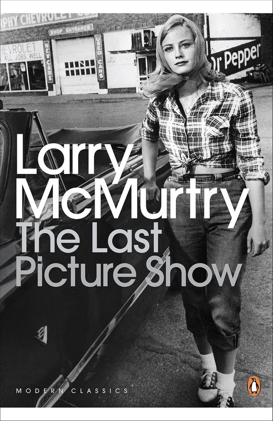 Jeune femme en chemise à carreaux et jean, appuyée sur une voiture. Titre : Larry McMurtry The Last Picture Show.