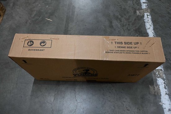Dichtgeplakte doos van een fiets met 'THIS SIDE UP' instructies.