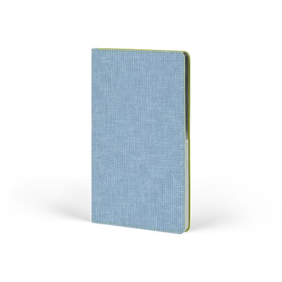 Carnet bleu clair à texture lin, passepoil vert, ouvert sur le côté.