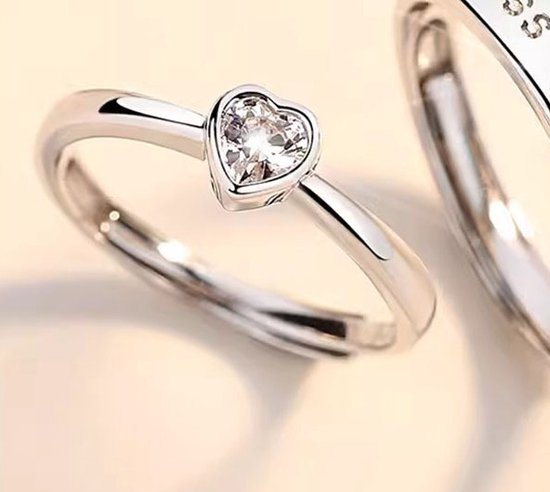 Zilveren ring met hartvormige steen, met een deel van een andere ring.