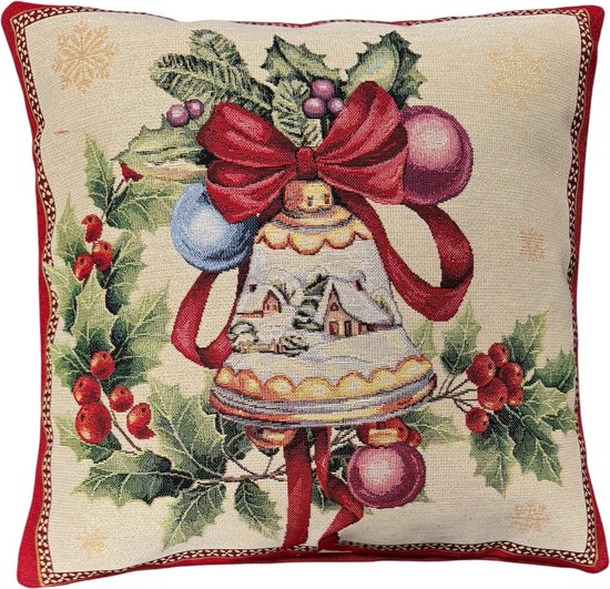 Kerstkussen met kerstklok, met besneeuwde huizen, omringd door hulst, bessen en ballen, met rode strik.