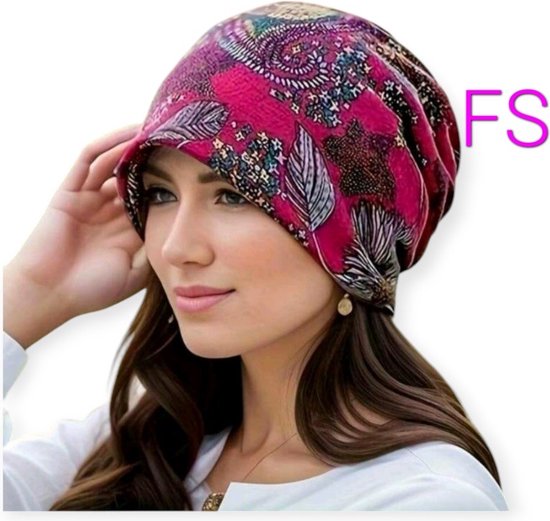 Rode beanie met een paisley en verenpatroon, gedragen door een vrouw met lang bruin haar.