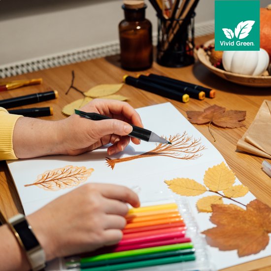 Handen met Vivid Green markers, maken tekening van boom, met herfstbladeren en potloodset.